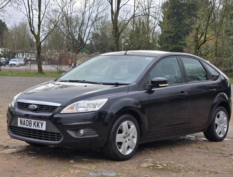 FORD FOCUS 1.6 PETROL MANUAL IN CLEAN CONDITION. LONG MOT. SERVICE HISTORY