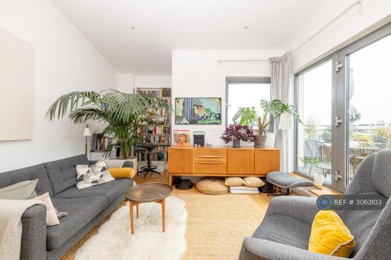 2 bedroom flat in Kings Quarter Apartments, Stokes Croft, Bristol, BS2 (2 bed) (#3063103)