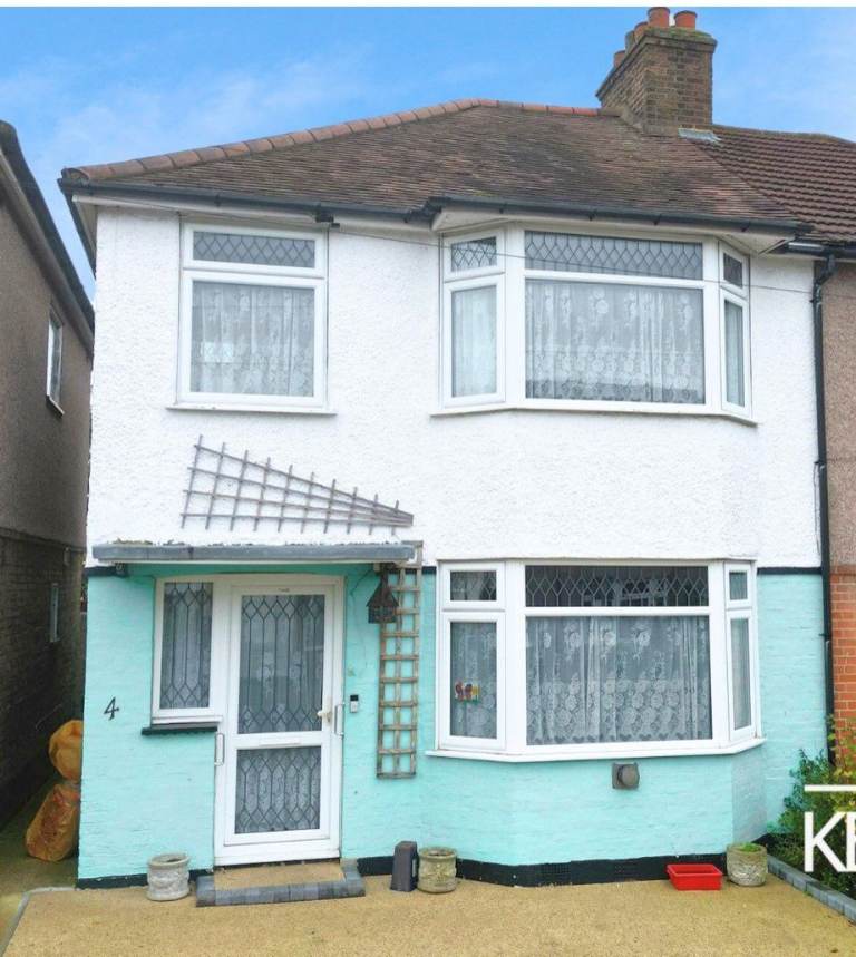 Room to Rent with en-suite - shared house with couple