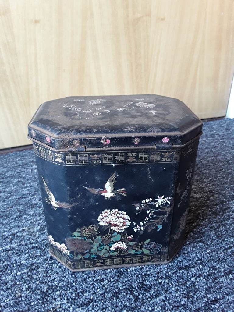5 vintage tins