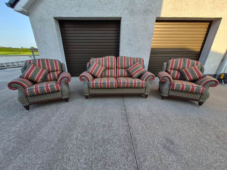 Sofa 2x1x1 in new condition 