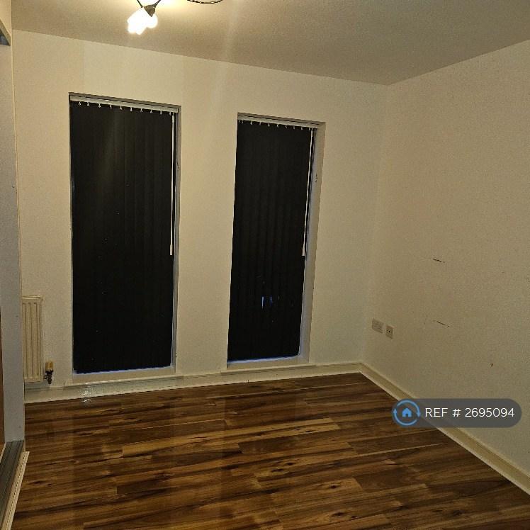 2 bedroom flat in Park Lane, Greenhithe, DA9 (2 bed) (#2695094)