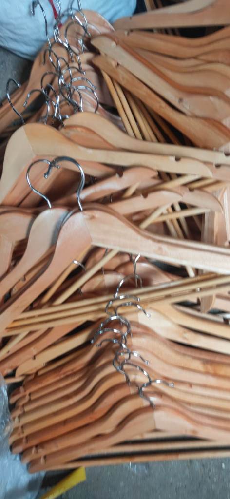 Wooden hangers × 70