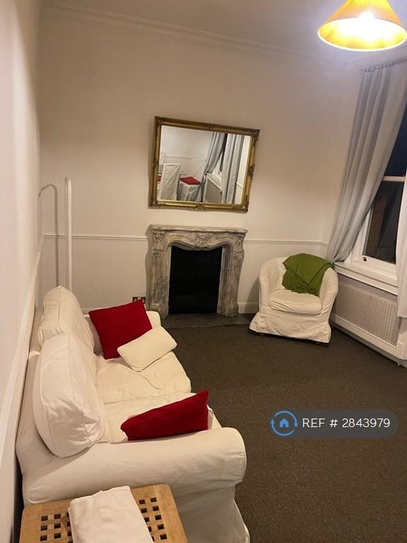 1 bedroom flat in Colinette Road, London, SW15 (1 bed) (#2843979)