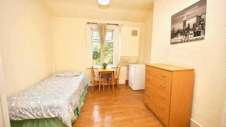 A spacious room to rent in Cricklewood on Chichele Road.