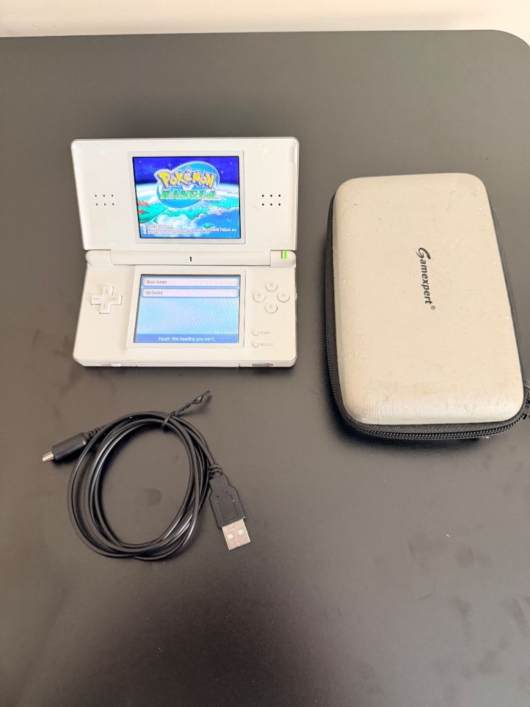 Nintendo DS Lite With R4 Card and 2000 Games 
