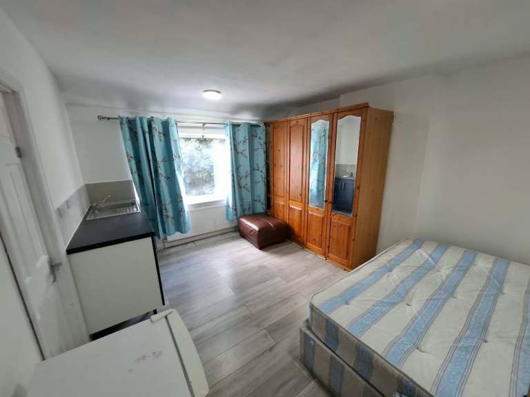 Studio Flat in Neasden