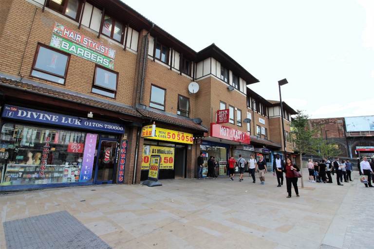 Prime Location excellent condition 4 double Bedrooms Maisonette with 2 Toilets and Bathrooms-Romford