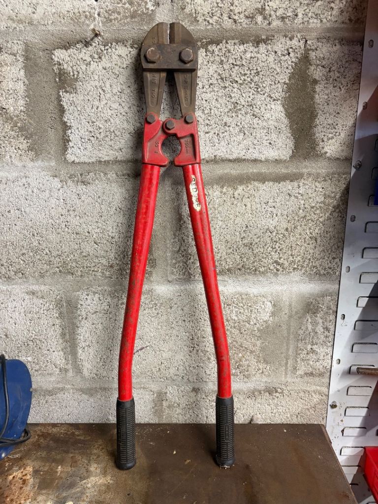 Heavy duty bolt cutters