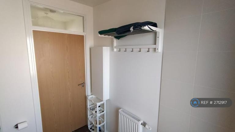 1 bedroom flat in Brent Road, London, E16 (1 bed) (#2712917)