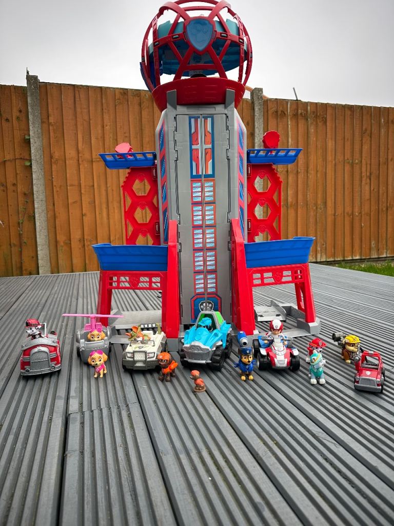 Paw patrol tower and figures