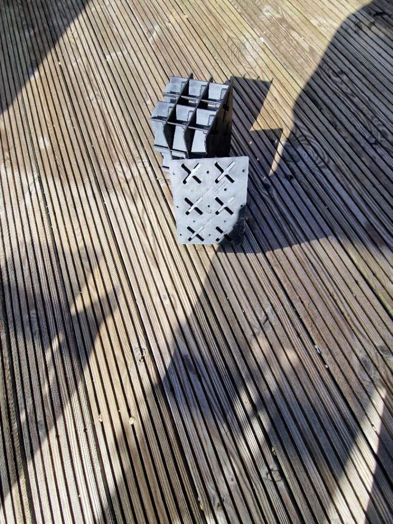 Caravan leg base plates