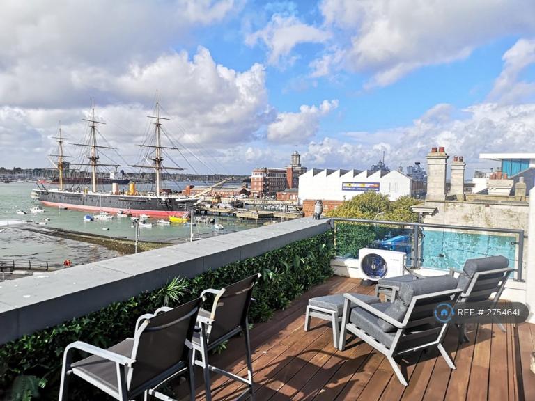 2 bedroom flat in The Hard, Portsmouth, PO1 (2 bed) (#2754641)