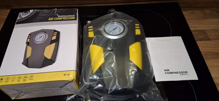 Digital Tyre Inflator Portable Air Compressor Car Tyre Pump with 3 Nozzle Adaptors Digital Led Light