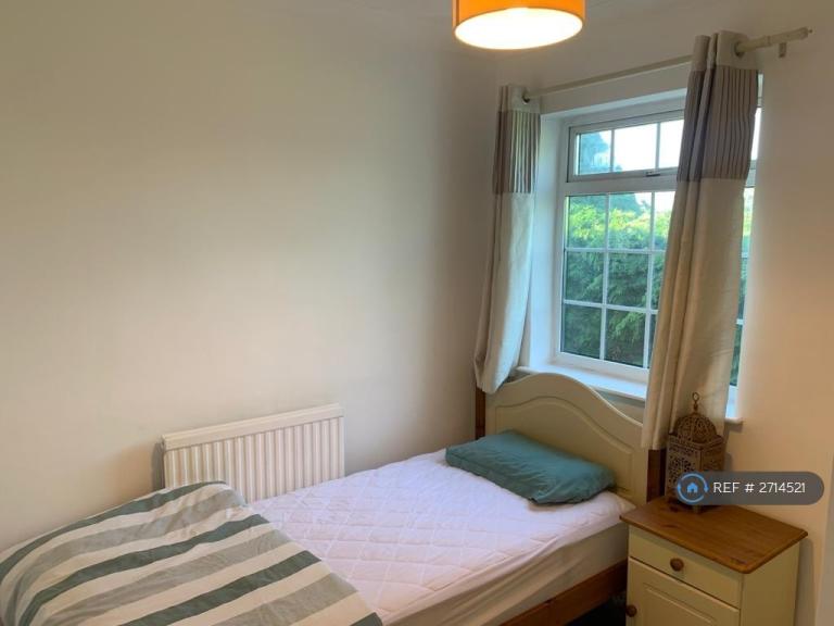 5 bedroom house in Noak Hill Road, Romford, RM3 (5 bed) (#2714521)