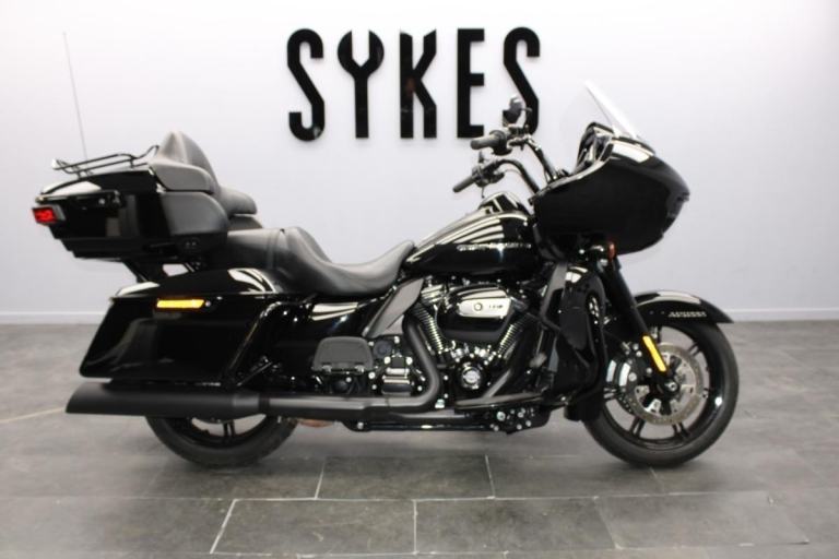 2021 Harley-Davidson FLTRK Touring Road Glide Limited in Vivid Black