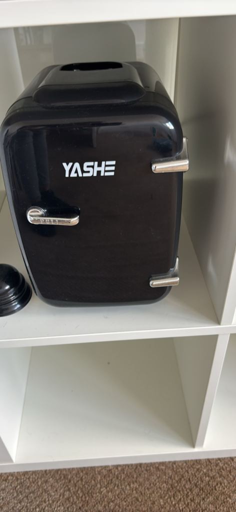 YASHE Mini Fridge - Black, As Good As New