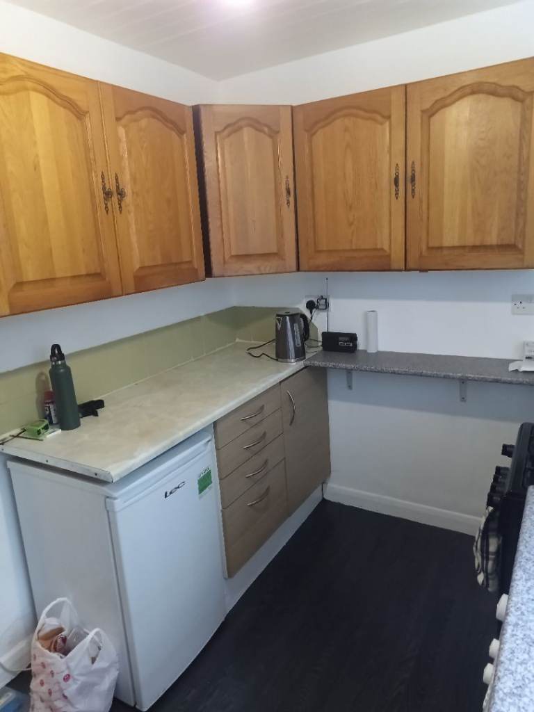 2 BED FLAT TO LET