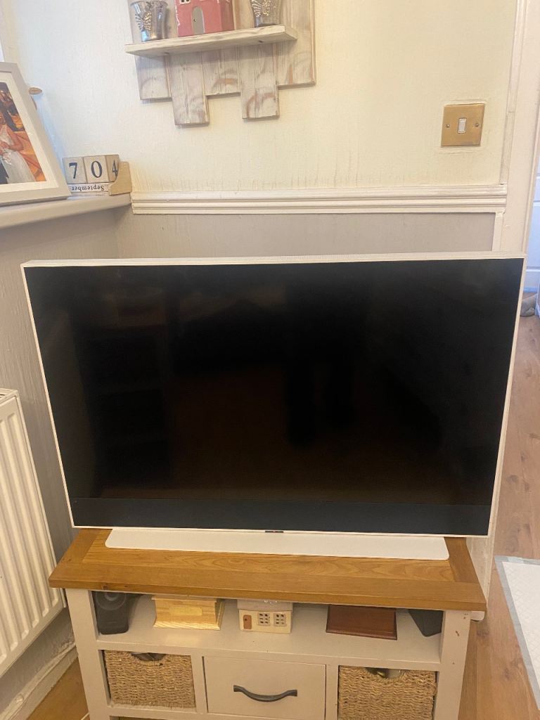 White Sky Glass 43 Inch TV
