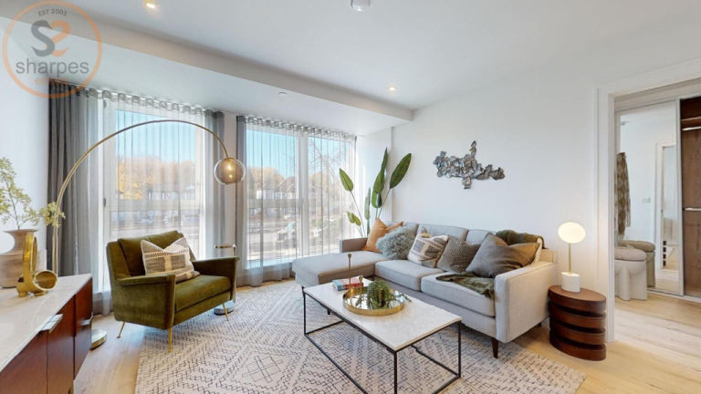 2 bedroom flat in , Coombe Hill House, Beverley Way, London