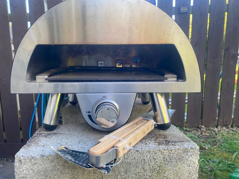 Gas pizza oven & gas bottle (still has gas)