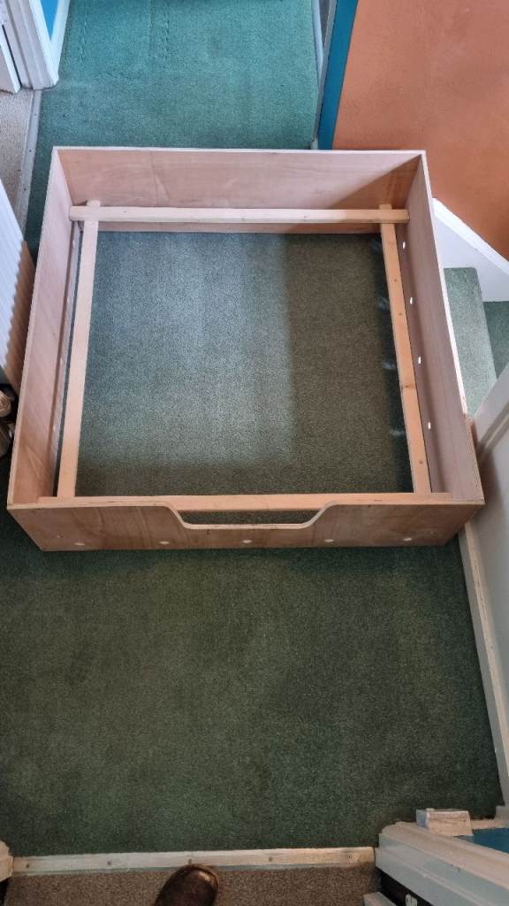 Whelping box