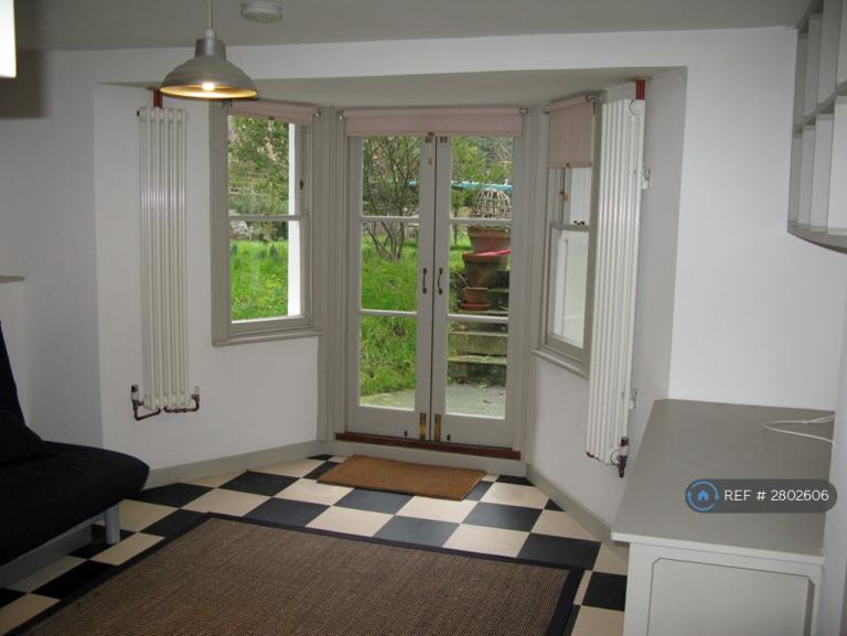 1 bedroom flat in Tollington Park, London, N4 (1 bed) (#2802606)