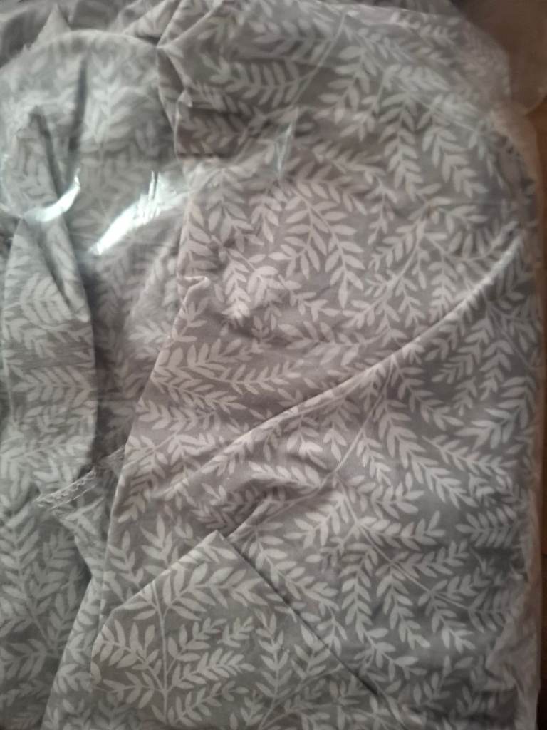 New Grey Leaf Pattern 2 x single bed sheets