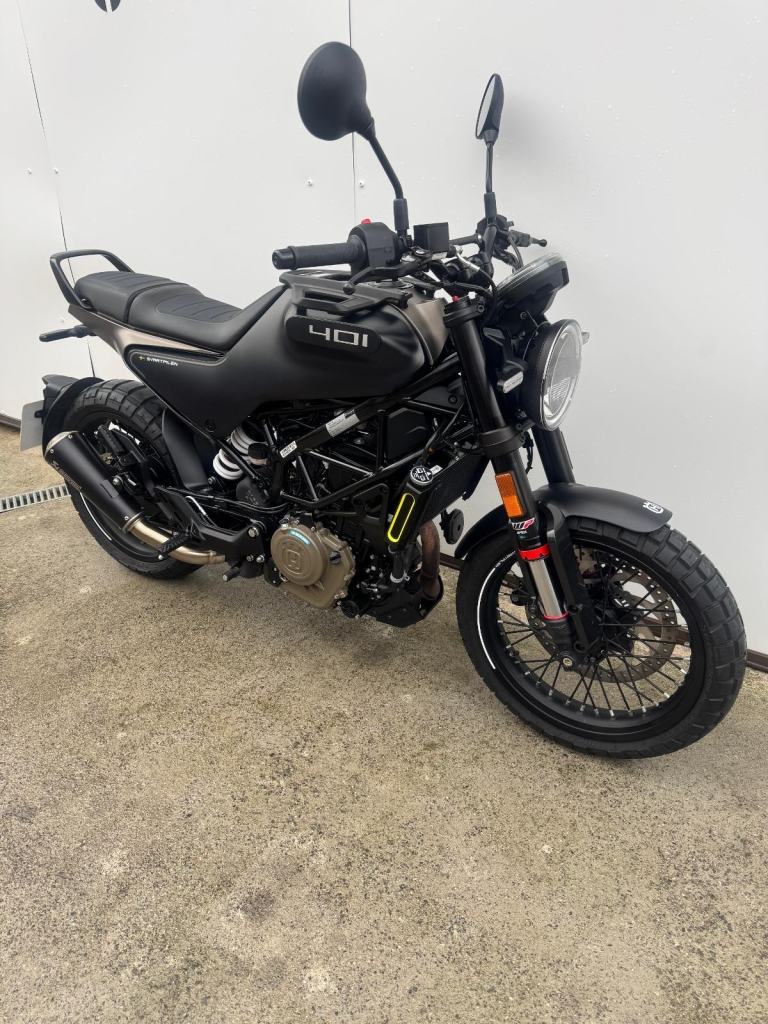 Husqvarna SVARTPILEN 401 2022, AKRAPOVIC