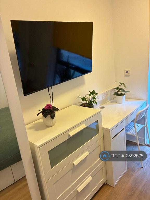 Studio flat in Chapel Street, Salford, M3 (#2892675)