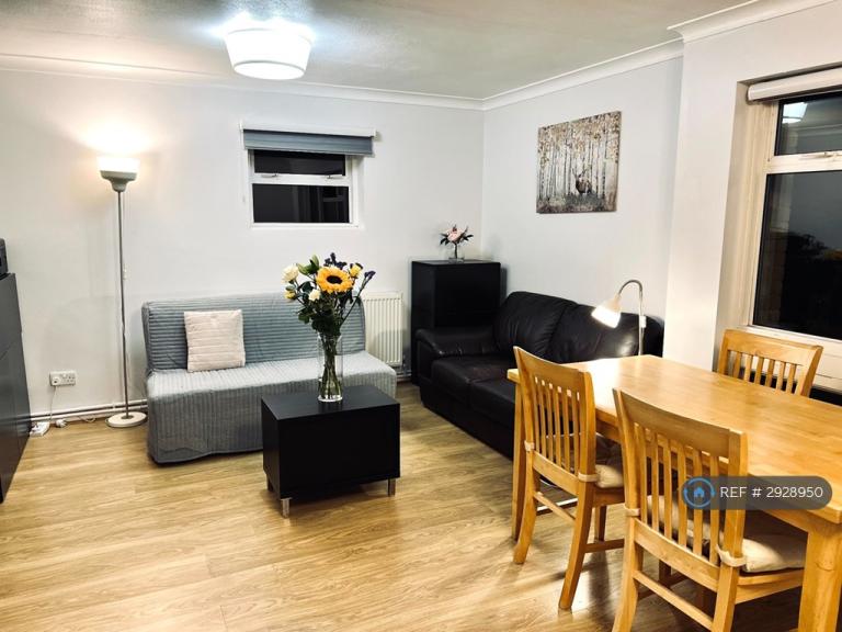2 bedroom flat in Osterley Parkview Road, Hanwell, London, W7 (2 bed) (#2928950)