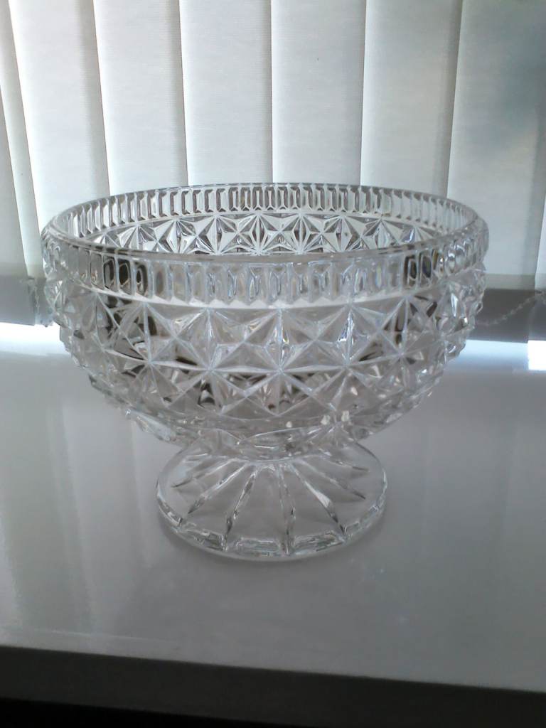 GLASS BOWL ON FIXED STAND