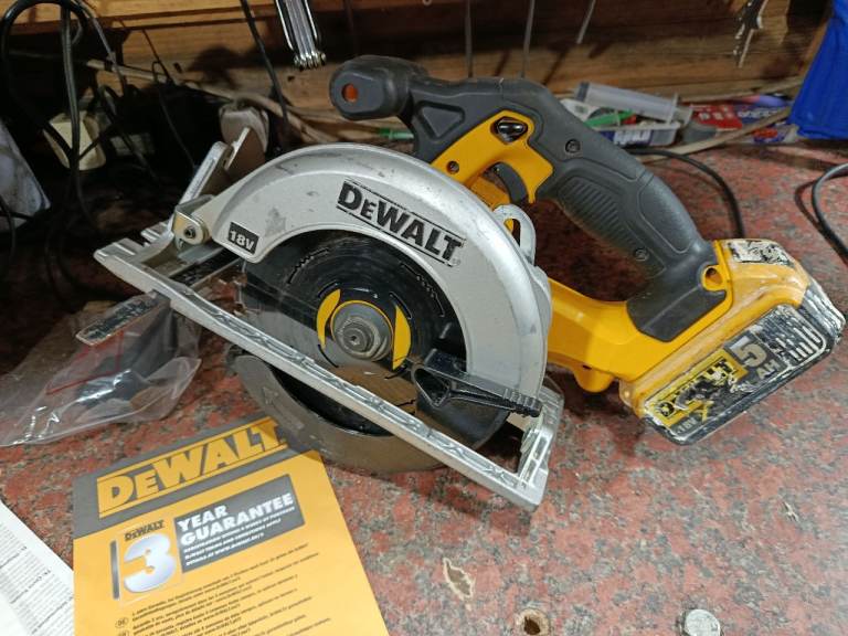 DEWALT DCS 391 CIRCULAR SAW 5AH BATTERY BOX