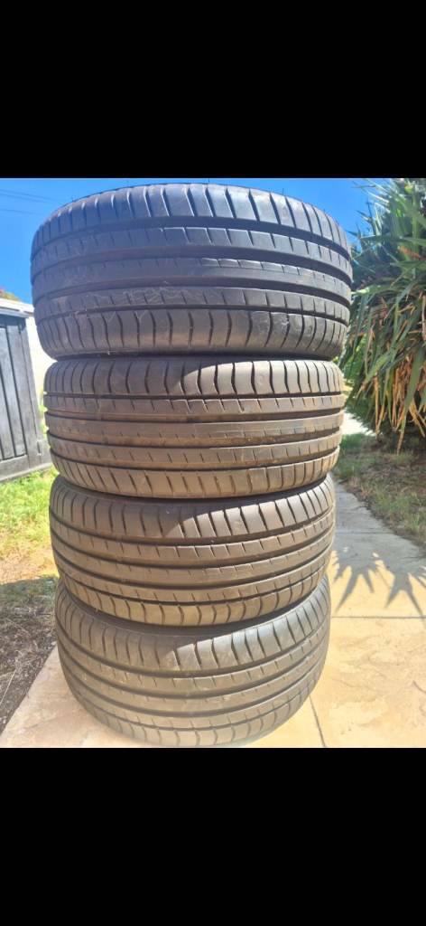 225-45-18 Car Tyres 