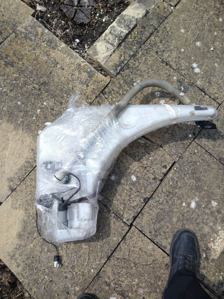 BMW E90 winscreen water tank 