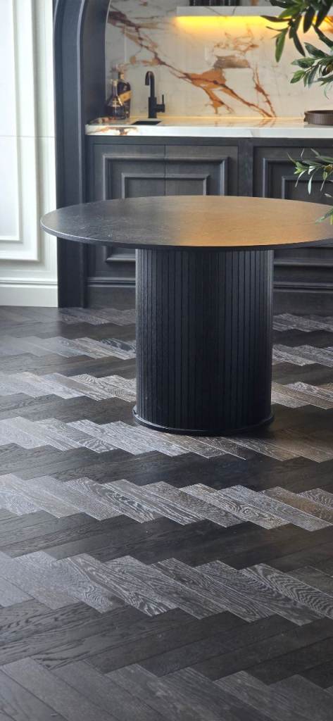 Nwxt home Modern Black Round Dining Table – Good Condition