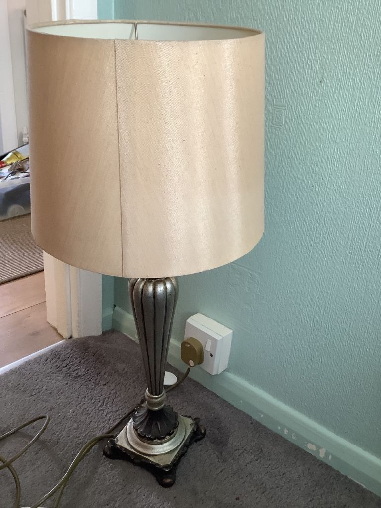  table lamp with shade. Antique looking 