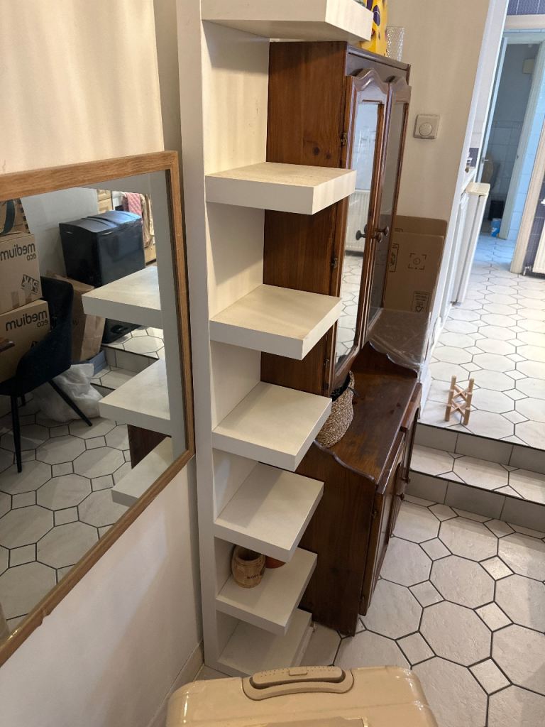 Floating shelf unit 