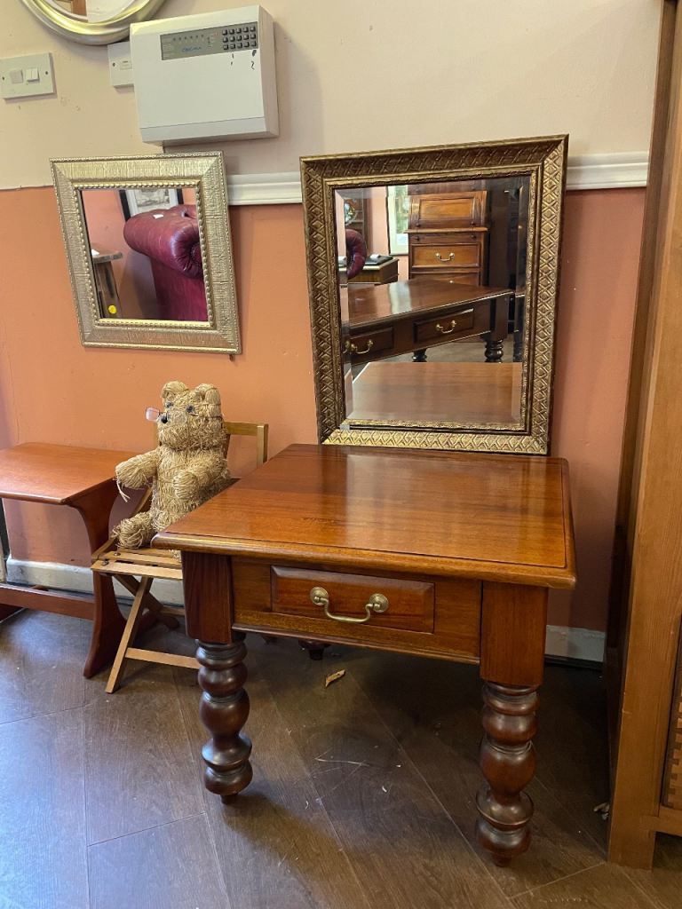 Lamp or side table, in polished wood very attractive with turned legs & Drawer