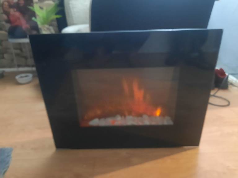 Black Electric Fireplace with white stones and with Remote - Good Condition
