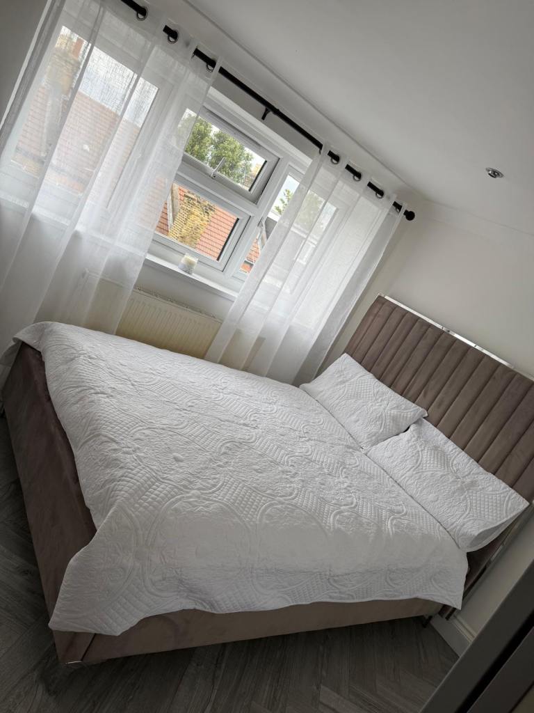 Double and Single room for Rent.