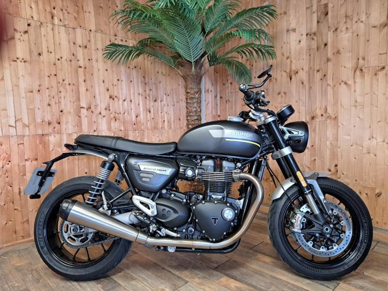 TRIUMPH SPEED TWIN 1200 - 2022 - 4975 MILES - LOVELY CONDITION