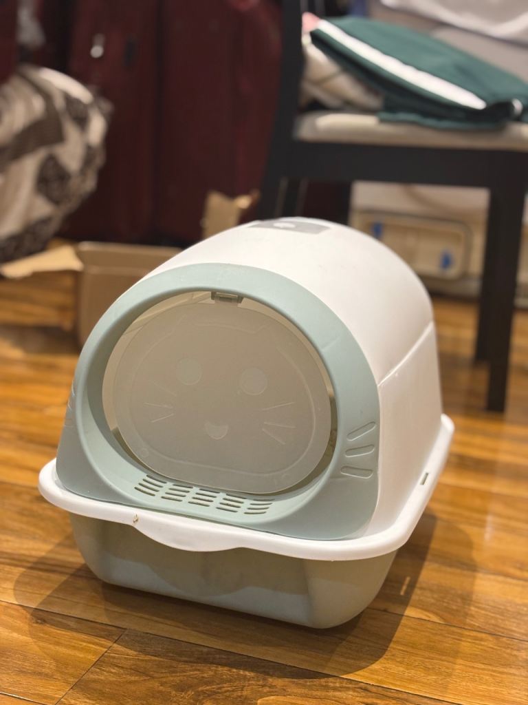 Cat litter box (hooded)