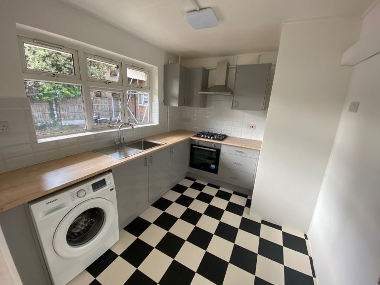 1 bed flat with shared courtyard in small and quiet building.