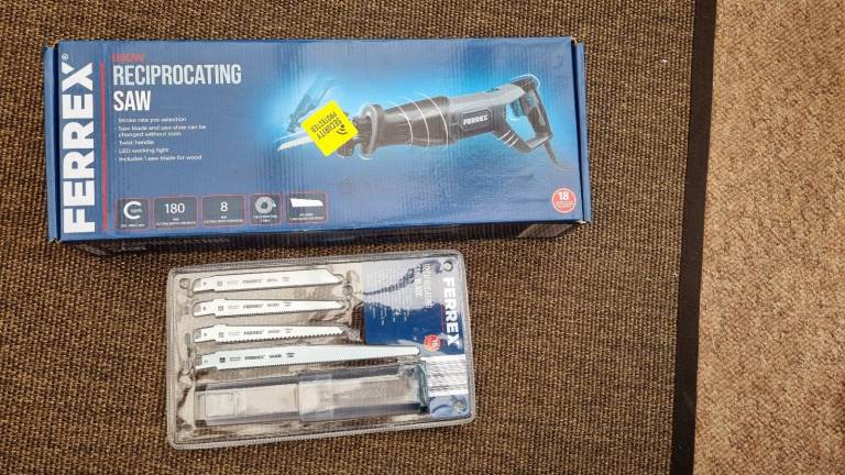 *NEW* Reciprocating SAW plus 12 blades (boxed / boxed) unused