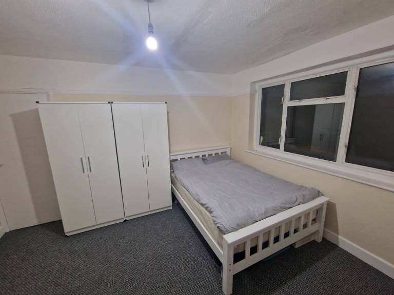 Spacious Double Bedroom to Rent – Excellent Location Near Brunel University & Uxbridge Town Centre 