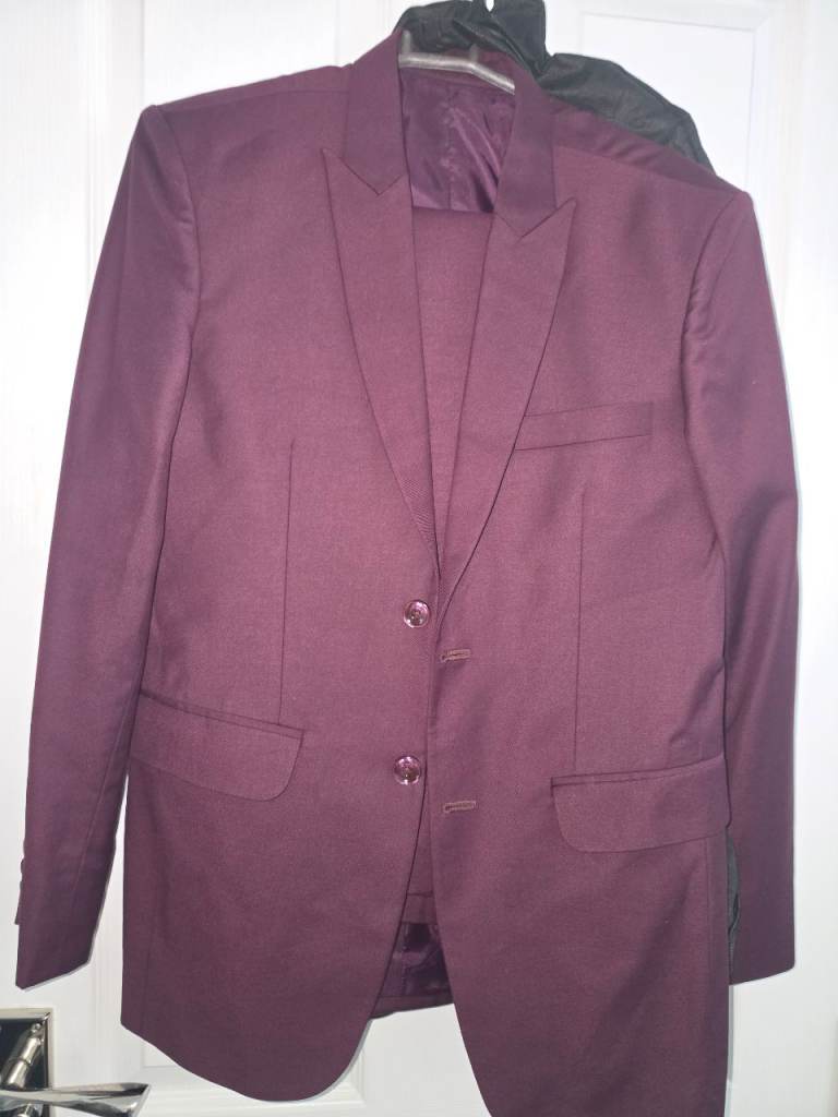 Slim mem size small to medium Stylish Purple Mens Suit – Practically New Condition