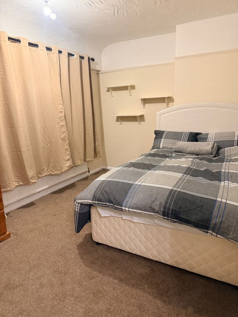 2 big rooms available/one single