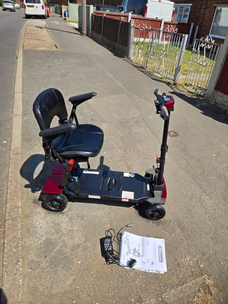 Folding mobility scooter 