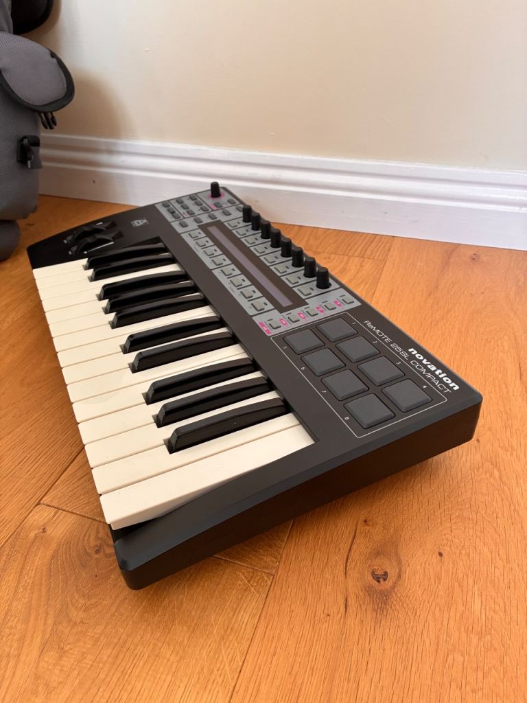 Novation ReMOTE 25SL Compact 25-Key MIDI Keyboard Controller Drum Pads USB/MIDI